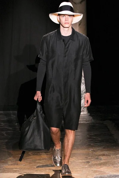 Look 18